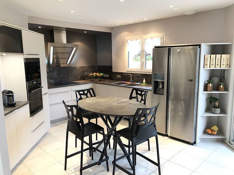 cuisine et table bois et blanc