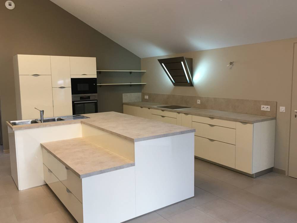 grande cuisine blanche et creme