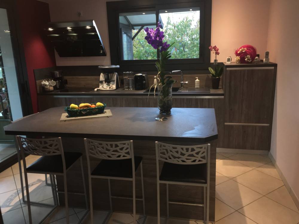 petite cuisine mur rouge